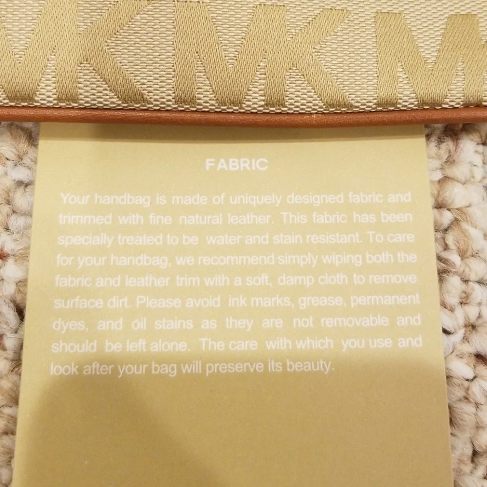 NWT! MICHAEL KORS Beige Signature Wristlet